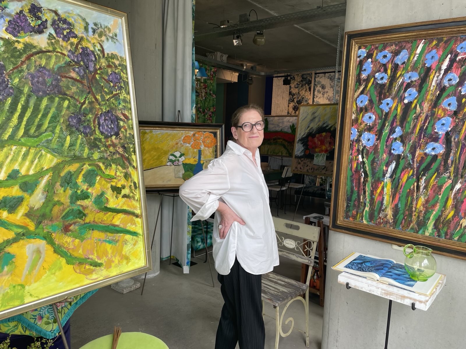 Hella Pais with Han Ebbelaar paintings